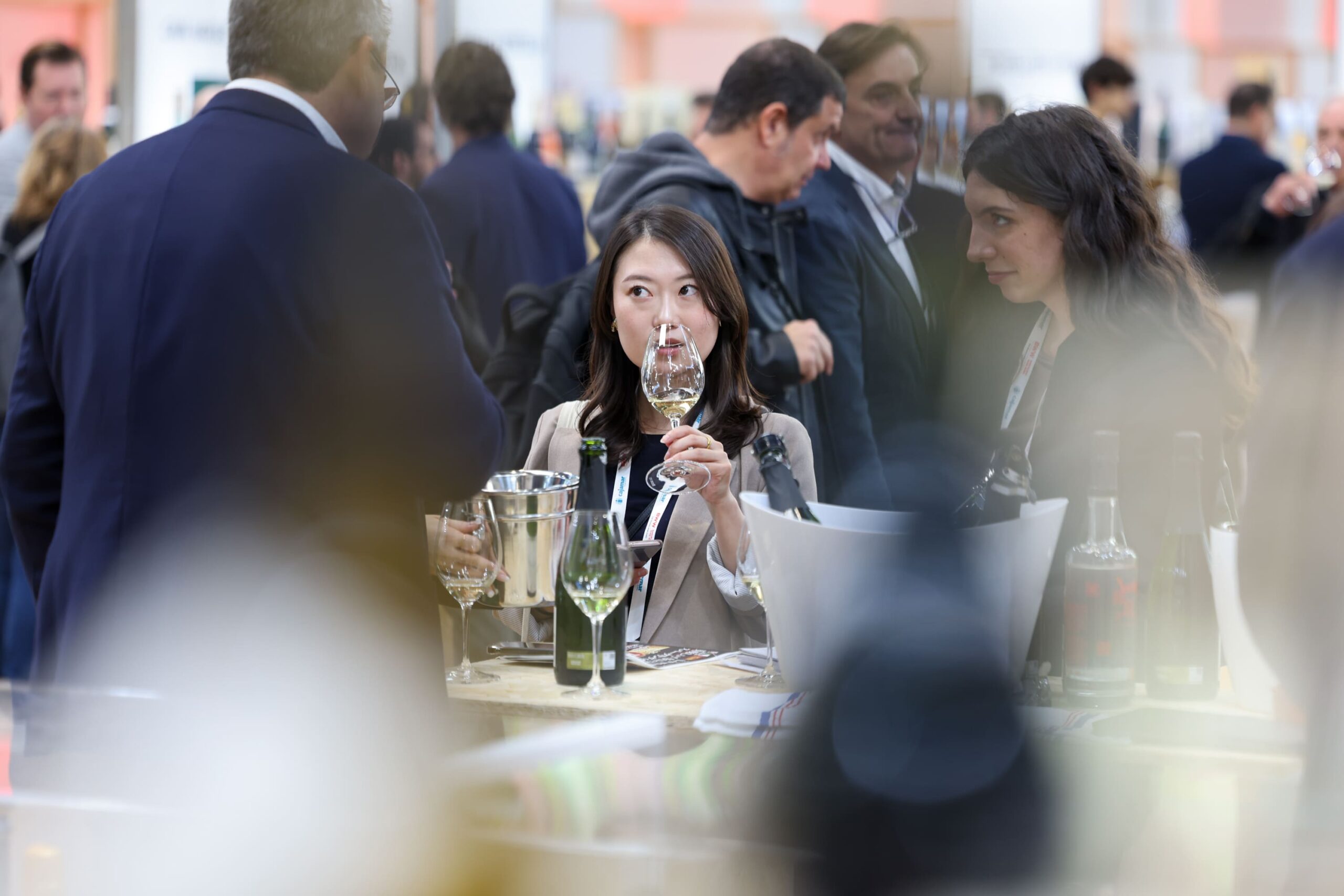 experto en vino de asia comprando vino en la Barcelona Wine Week para vender en países asiáticos.